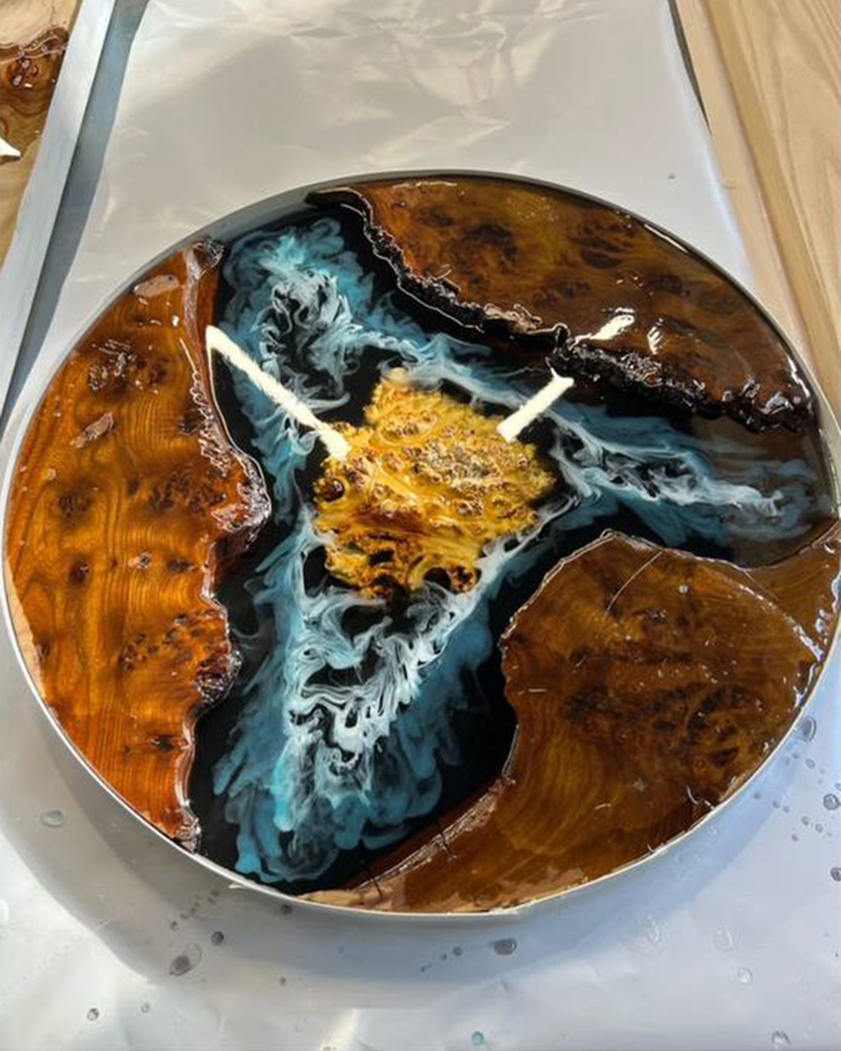 Журнальный стол из карагача с каповой шишкой