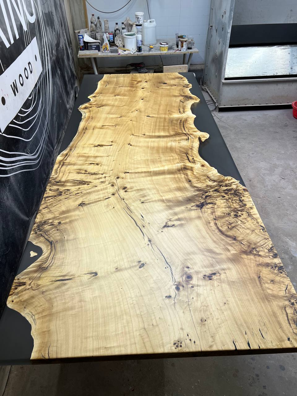 Cтол из капового горного тополя со смолой 7