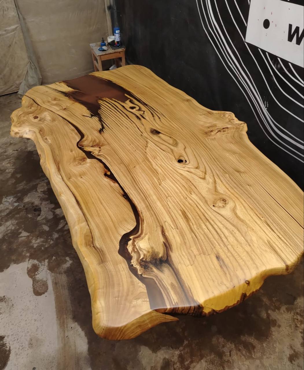 Стол из слэба карагача с ножками из массива