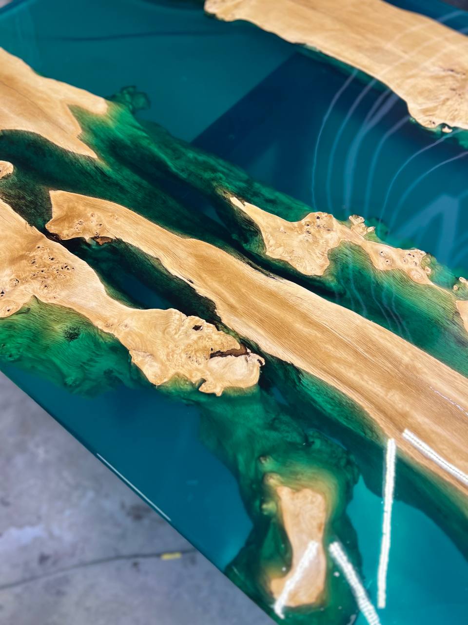 Обеденный стол из капового граба с заливкой