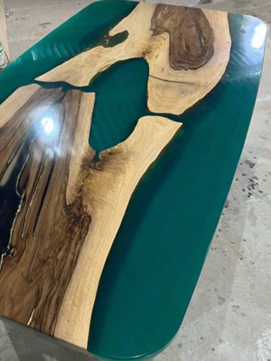 Стол из грецкого ореха со смолой