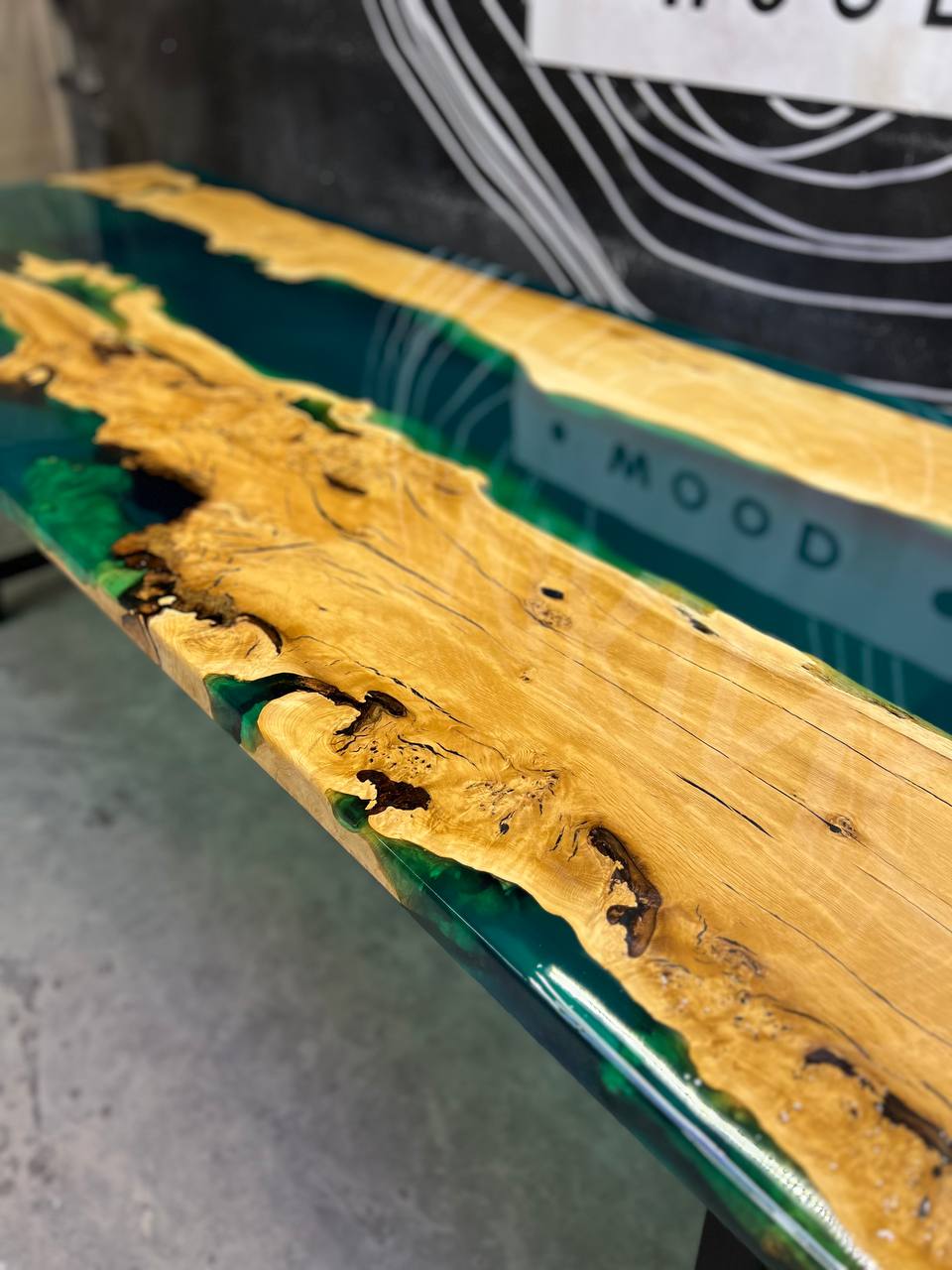 Обеденный стол из капового граба с заливкой 9