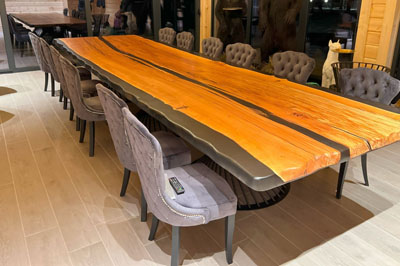 Такие столы придают статусности помещению