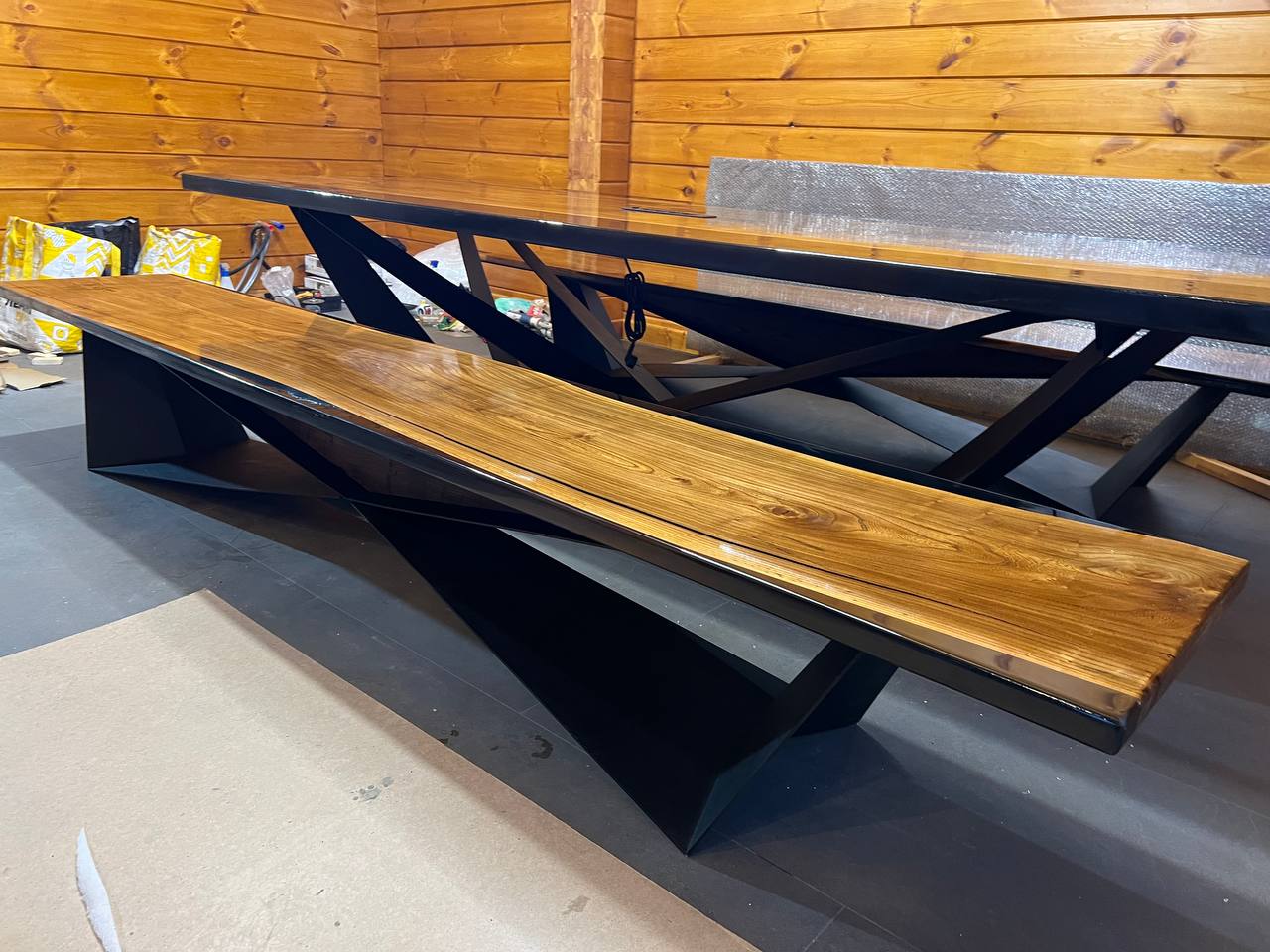 Стол и скамьи из карагача с черным полимером